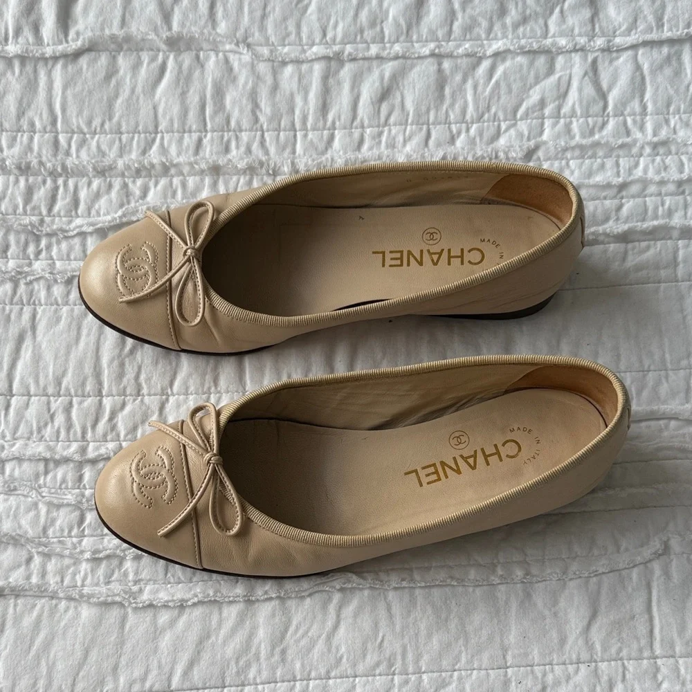 CHANEL Cream Leather Flats with Bow - Picture 3 of 9